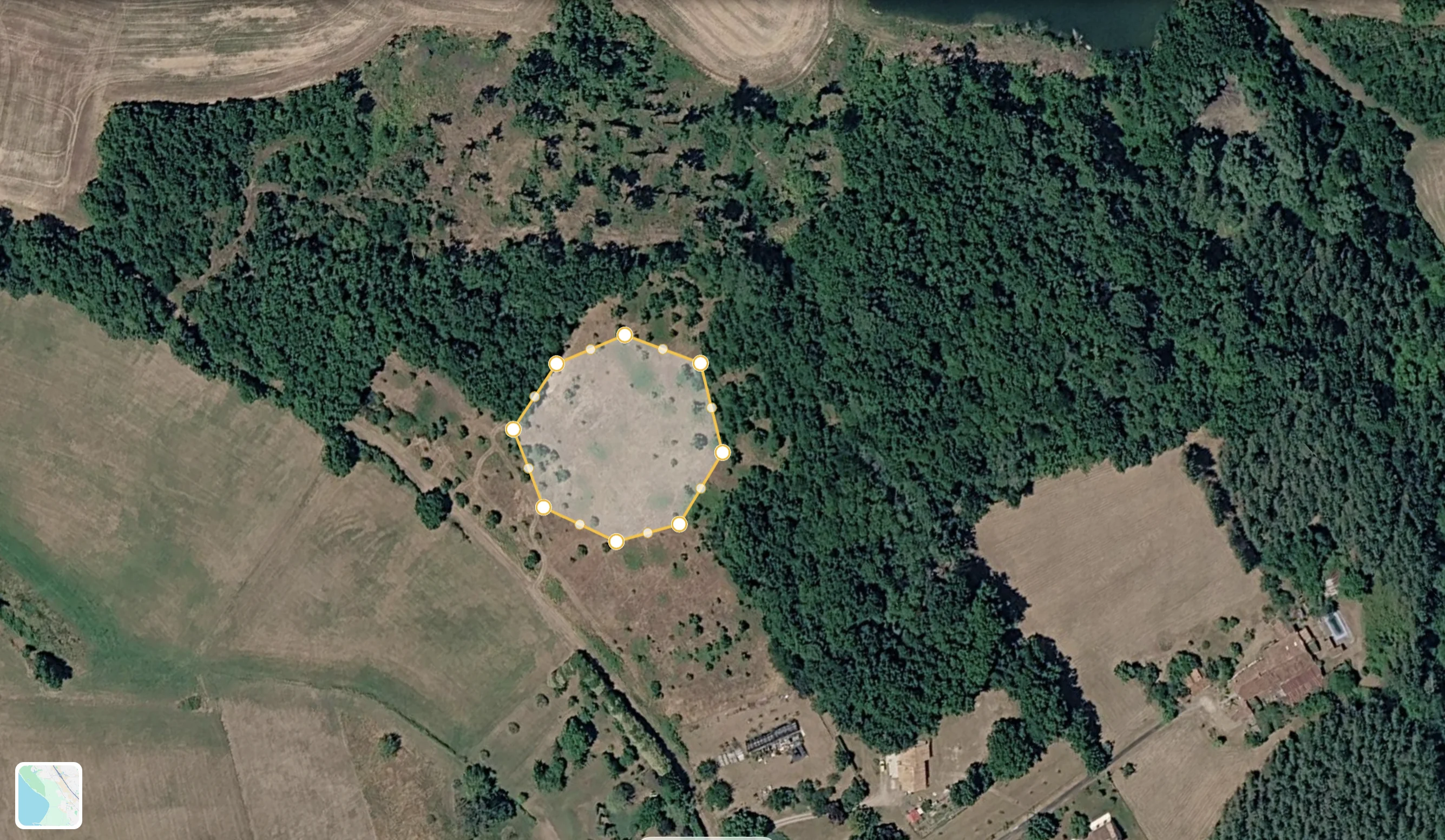 Vue satellite du terrain brut, avec l’emprise octogonale du futur Nid.