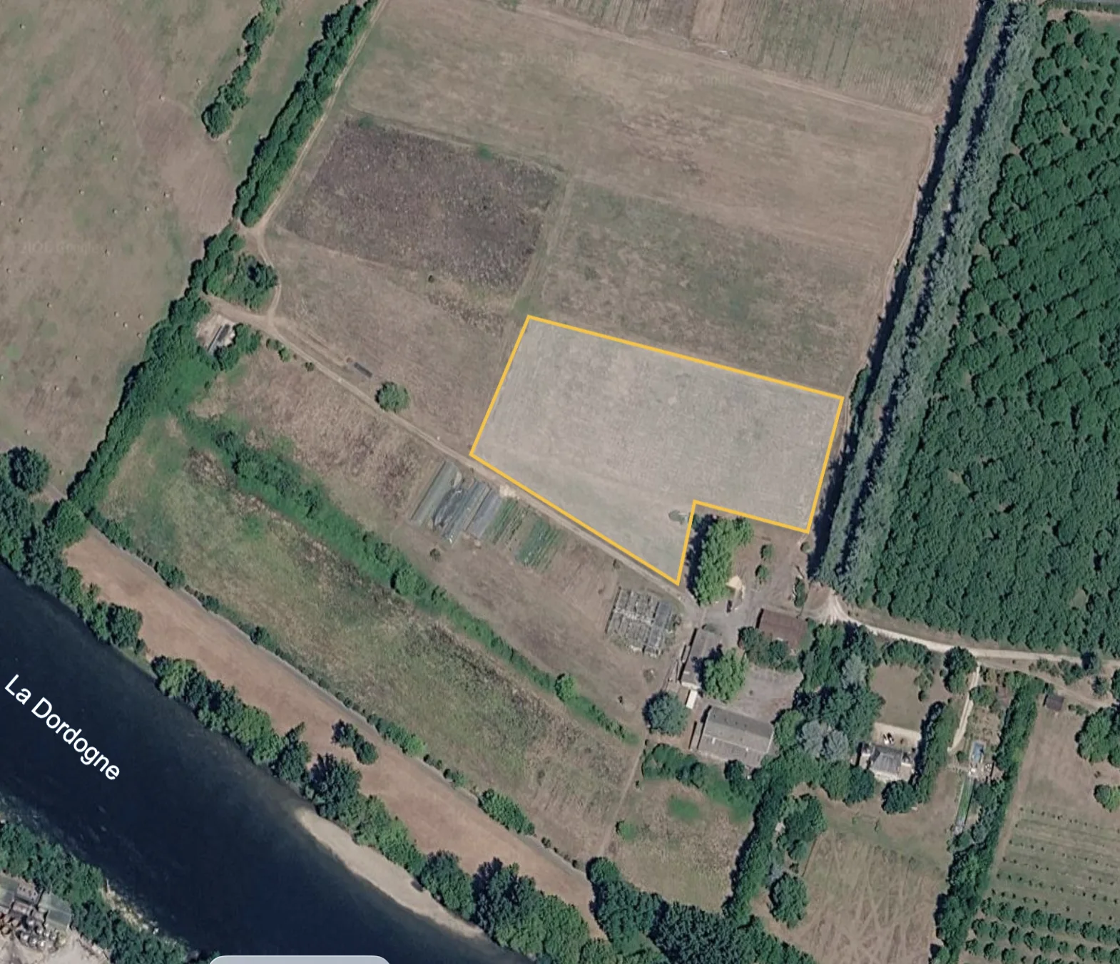 Vue aérienne du terrain des Nébouts, délimité en jaune près de la Dordogne